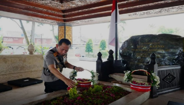 Kapolri Jenderal Listyo Sigit Ziarah ke Makam Bung Karno di Blitar, Serap Nilai Kepemimpinan