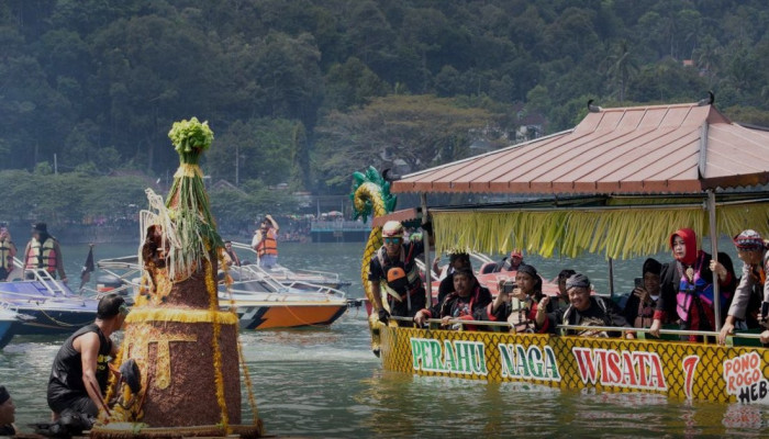 Larungan Telaga Ngebel: Tradisi Syukur Empat Desa yang Kini Jadi Prosesi Besar di Ponorogo