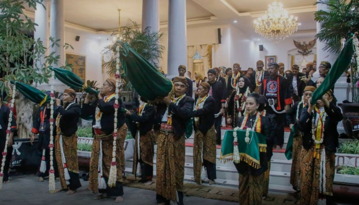 Lima Pusaka Ponorogo Diarak 5 Km di Bawah Cahaya Obor dalam Prosesi Bedhol Pusaka Grebeg Suro