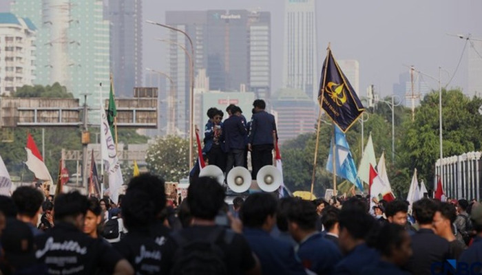 Mahasiswa Trisakti dan Mercubuana Geruduk DPR, Tuntut Pemulihan Ekonomi dan Supremasi Sipil