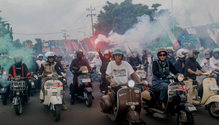 Ratusan Vespisti dari 6 Kota Kepung Monumen Reog Ponorogo dalam Vespa Kultural Grebeg Suro 2026