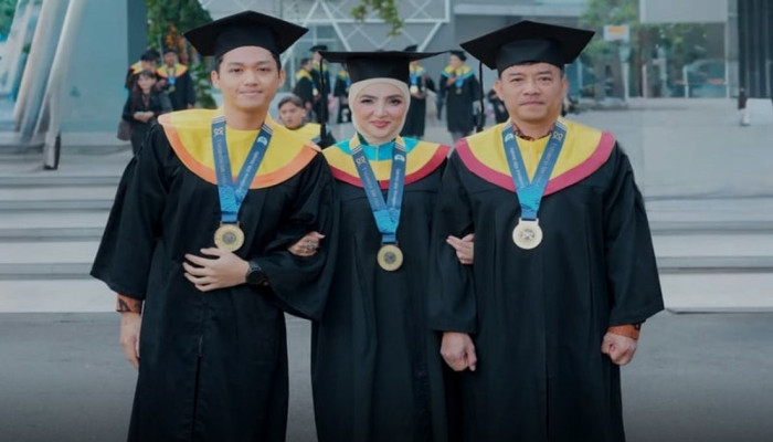 Satu Hari Tiga Toga: Anang Hermansyah, Ashanty, dan Azriel Wisuda Bareng di UNAIR