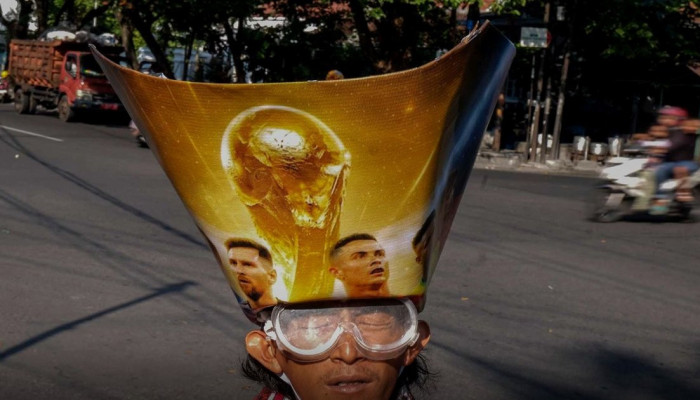 Supeltas Solo Kenakan Kostum Suporter Piala Dunia 2026 Saat Atur Lalu Lintas di Sriwedari