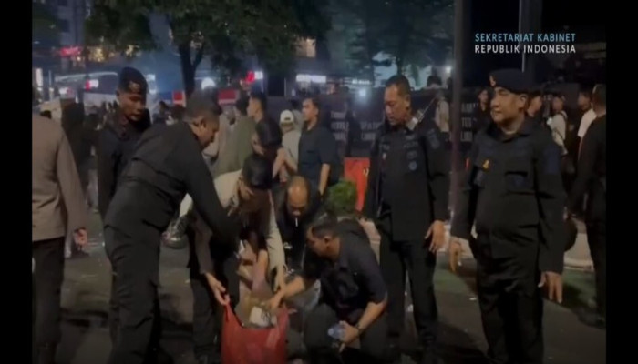 TNI-Polri dan Petugas Kebersihan Bersihkan Sisa Demo Jakarta Pusat, Seskab Teddy Bagikan Videonya