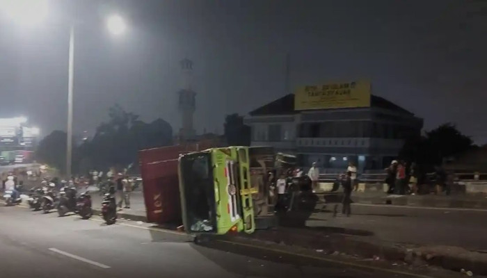 Truk 27 Ton Terguling di Flyover Kranji Bekasi, Jalur Jakarta Lumpuh Satu Malam